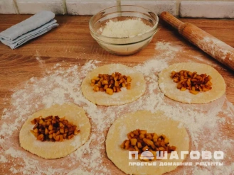 Фото приготовления рецепта: Творожные пирожки  с яблоками - шаг 13