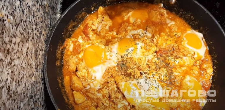 Яичница с индейкой и помидорами