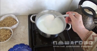 Фото приготовления рецепта: Молочный суп с вермишелью и яйцом - шаг 2