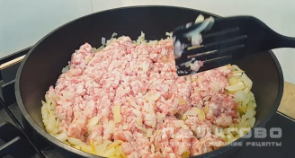 Фото приготовления рецепта: Заливной пирог на кефире с сыром - шаг 3