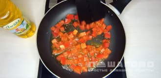 Фото приготовления рецепта: Омлет с помидорами - шаг 3
