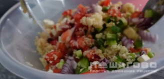 Фото приготовления рецепта: Магрибский салат с кускусом и рукколой - шаг 5
