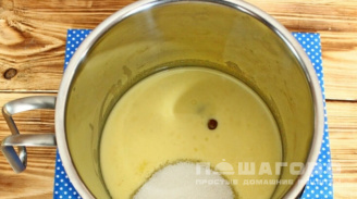 Фото приготовления рецепта: Медовик без яиц - шаг 1