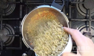 Фото приготовления рецепта: Суп из чечевицы зеленой вегетарианский - шаг 4
