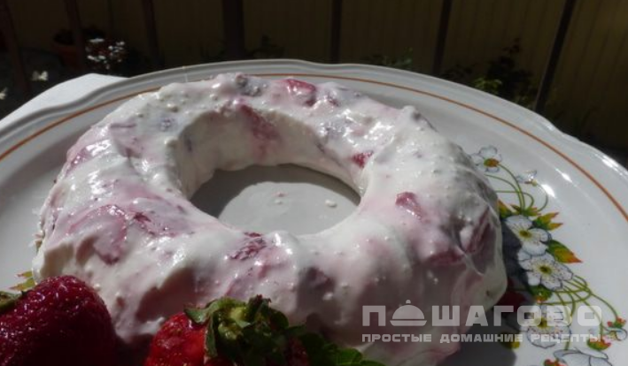 Творожное пирожное бланманже с клубникой