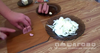 Фото приготовления рецепта: Бигус из квашеной капусты с сосисками - шаг 3