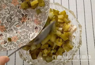 Фото приготовления рецепта: Салат из маринованных грибов - шаг 5