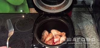 Фото приготовления рецепта: Курица жареная в мультиварке - шаг 3