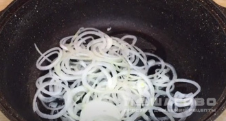 Фото приготовления рецепта: Салат с фасолью и корейской морковью - шаг 2