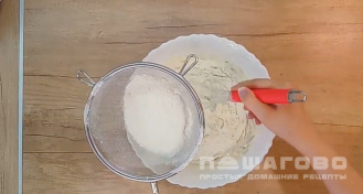 Фото приготовления рецепта: Заливной пирог на кефире с сыром - шаг 6