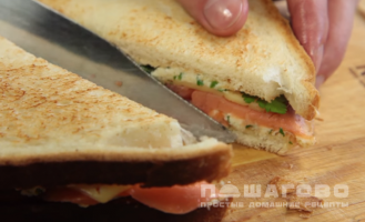 Фото приготовления рецепта: Сэндвич с красной рыбой - шаг 5