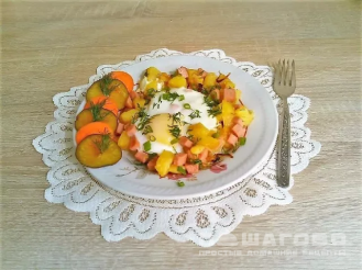 Фото приготовления рецепта: Сытная и яркая яичница с колбасой, картофелем и луком - шаг 5