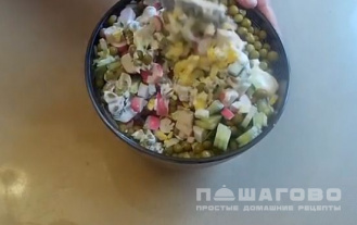 Фото приготовления рецепта: Салат с крабовыми палочками, огурцом и зеленым горошком - шаг 4