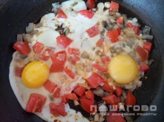 Фото приготовления рецепта: Сытная яичница с креветками на сковороде - шаг 3