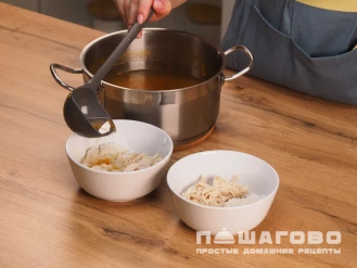 Фото приготовления рецепта: Куриный бульон с рисом - шаг 4
