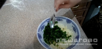 Фото приготовления рецепта: Лепёшки с сыром и зеленью жареные на сковороде - шаг 5