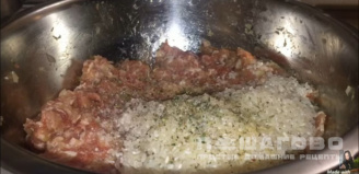 Фото приготовления рецепта: Тефтели в мультиварке в соусе со сметаной - шаг 3
