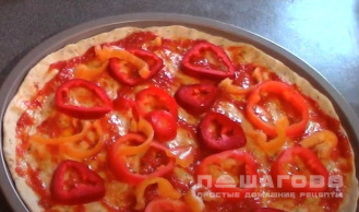 Фото приготовления рецепта: Пицца с тунцом и маслинами - шаг 4