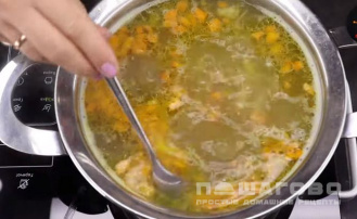 Фото приготовления рецепта: Суп с сосисками и вермишелью - шаг 5