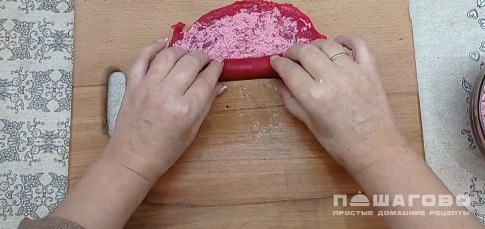 Фото приготовления рецепта: Селедка под шубой с розами - шаг 15