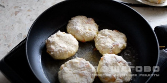 Фото приготовления рецепта: Сырники с персиками - шаг 7