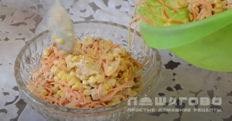 Фото приготовления рецепта: Салат с копченой курицей и корейской морковью - шаг 3