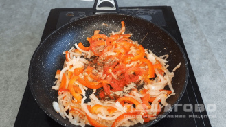 Фото приготовления рецепта: Спагетти с овощами и соевым соусом - шаг 3