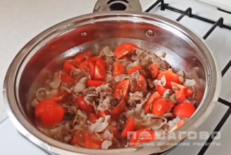 Фото приготовления рецепта: Паста в сливочном соусе с чесноком и помидорами - шаг 3