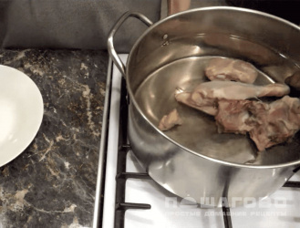 Фото приготовления рецепта: Сырный суп с курицей и грибами - шаг 1
