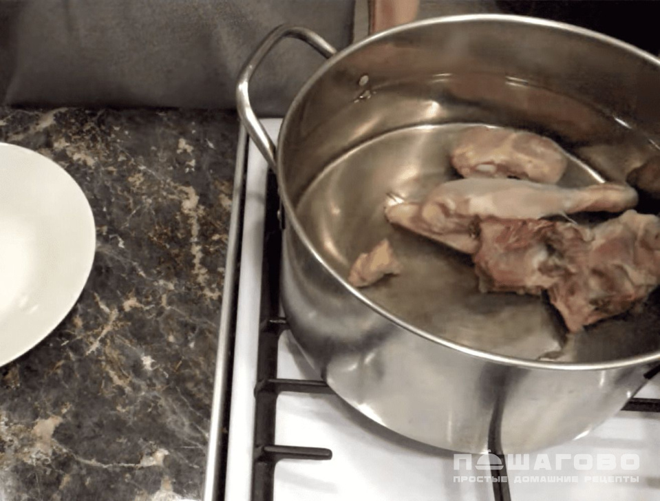 Фото приготовления рецепта: Сырный суп с курицей и грибами - шаг 1