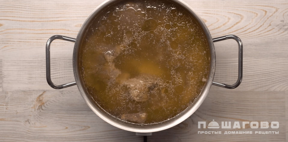 Фото приготовления рецепта: Мясной бульон на кости с овощами - шаг 1