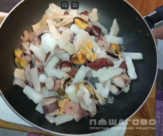 Фото приготовления рецепта: Салат с гребешками и креветками - шаг 1