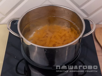 Фото приготовления рецепта: Запеканка из макарон с сосисками - шаг 2