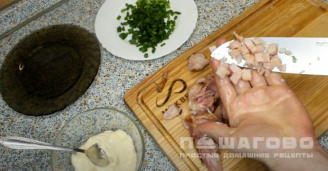 Фото приготовления рецепта: Салат с копченым мясом - шаг 2