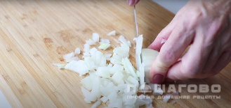 Фото приготовления рецепта: Салат с креветками с сыром - шаг 2