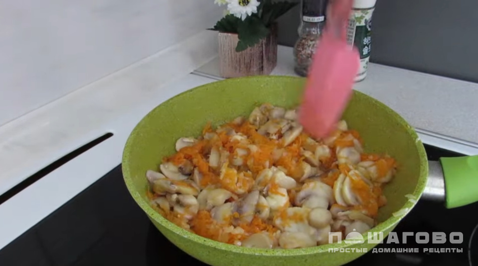 Фото приготовления рецепта: Грибной суп с курицей - шаг 2