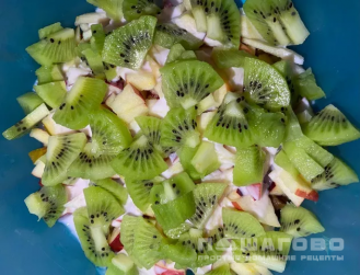 Фото приготовления рецепта: Освежающий фруктовый салат - шаг 4