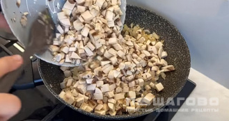 Фото приготовления рецепта: Рулет из лаваша с курицей и грибами - шаг 6