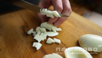 Фото приготовления рецепта: Окрошка с картофелем и колбасой - шаг 5