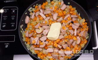 Фото приготовления рецепта: Суп с сосисками и вермишелью - шаг 3