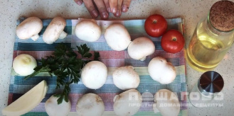 Фото приготовления рецепта: Шампиньоны фаршированные помидорами и сыром - шаг 1
