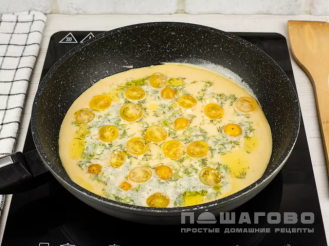 Фото приготовления рецепта: Омлет с сыром и помидорами черри - шаг 5