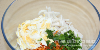 Фото приготовления рецепта: Салат из корейской моркови и кальмаров - шаг 6