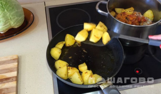 Фото приготовления рецепта: Бигус из свежей капусты с мясом и картошкой - шаг 4