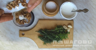 Фото приготовления рецепта: Чесночно-ореховый соус - шаг 1