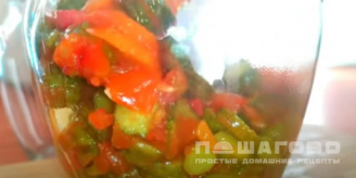 Фото приготовления рецепта: Огуречное лечо с помидорами и болгарским перцем - шаг 7