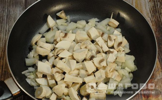 Фото приготовления рецепта: Грибной суп с сельдереем (в горшочках) - шаг 5