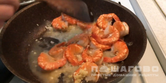 Фото приготовления рецепта: Креветки в томатном соусе - шаг 3