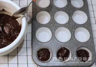 Фото приготовления рецепта: Маффины с шоколадом - шаг 5