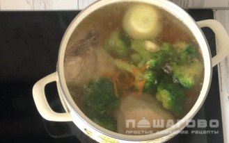 Фото приготовления рецепта: Суп с брокколи и курицей - шаг 4